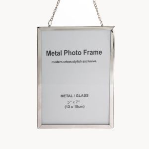 METAL HANGING PHOTO FRAME WITH SILVER CHAIN 13X18CM
