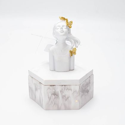 ДЕКОРАТИВНА КУТИЯ, С МОМИЧЕ, ПОЛИПОЛИРЕЗИН, БЯЛО-ЗЛАТНО-МРАМОРНО, 8x8x12см