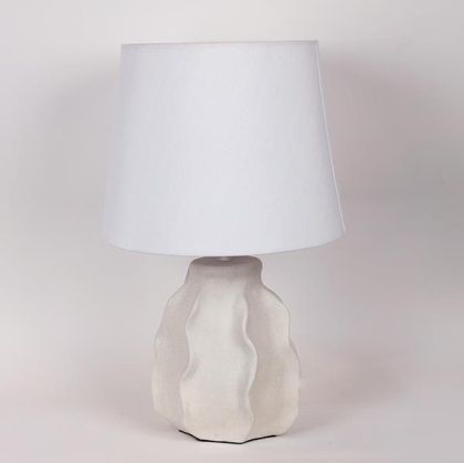 НАСТОЛНА ЛАМПА С АБАЖУР ОТ ЛЕН КЕРАМИЧЕН БЯЛ 32X25X52СМ
