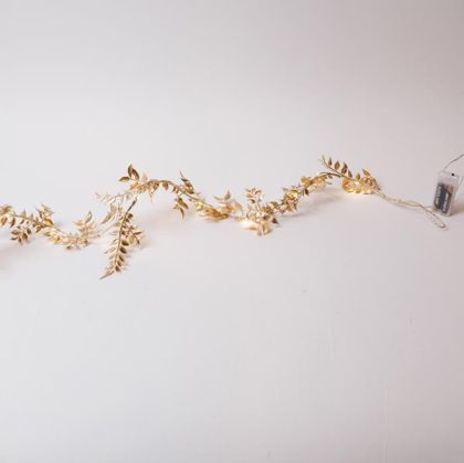 ЗЛАТИСТ ГИРЛЯНД С ШИРОКИ ЛИСТА 150 СМ, 16 ТОПЛО БЕЛИ LED, КУТИЯ ЗА БАТЕРИИ 3XAA, ТАЙМЕР, ЗАХРАНВАЩ КАБЕЛ 30 СМ, IP20