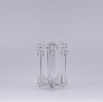 СТЪКЛЕН СВЕЩНИК С МЕТАЛНИ АКЦЕНТИ, СРЕБЪРНО, 12X17 СМ