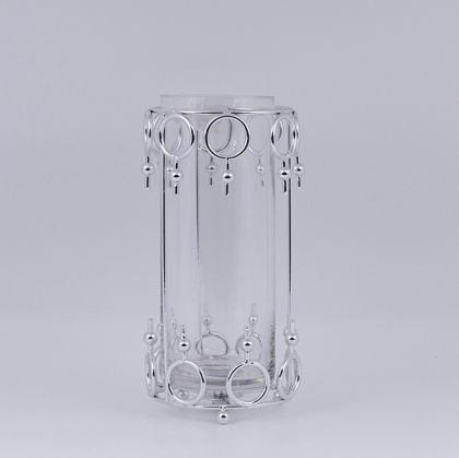 СТЪКЛЕН СВЕЩНИК С МЕТАЛНИ АКЦЕНТИ, СРЕБЪРНО, 12X27 СМ