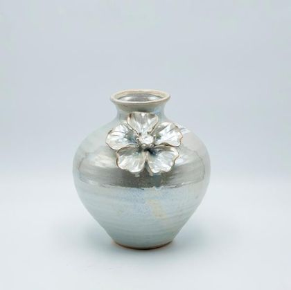 Ваза с цветя керамична, гланцова, цвят слонова кост 21x21x20см