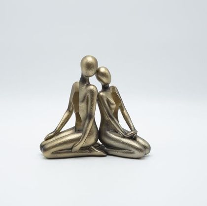 Декоративна скулптурна фигура от полирезин със златна повърхност 18.5x7.5x17см