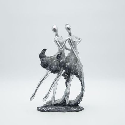 Декоративна скулптурна фигура от полирезин със златна повърхност 20x8x30.5см