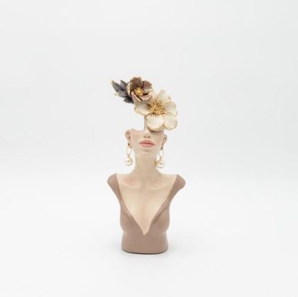 Декорация скулптура жена с цветя бежово - кафяво 11.5x6.5x25.5см