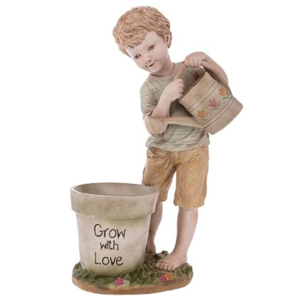 ДЕКОРИРАНА МНОГОЦВЕТНА САКСИЯ ОТ ПОЛИРЕЗИН С ФИГУРА НА МОМЧЕ, КОЕТО Я ПОЛИВА, 32X23X56 СМ