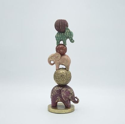 Свещник слон полирезин златен 13x11x35см