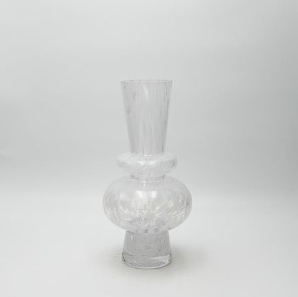 Стъклена ваза с бели детайли 15x15x29см