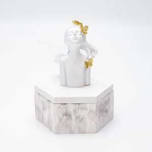 ДЕКОРАТИВНА КУТИЯ, С МОМИЧЕ, ПОЛИПОЛИРЕЗИН, БЯЛО-ЗЛАТНО-МРАМОРНО, 8x8x12см