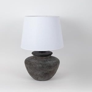 НАСТОЛНА ЛАМПА С БЯЛ АБАЖУР ОТ ЛЕН В ЦВЕТЕН КЕРАМИЧЕН ЧЕРЕН 25X25X40CM