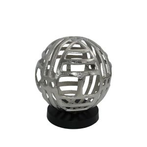 ДЕКОРАТИВНА ФИГУРА ТОПКА НИКЕЛОВА СРЕБЪРНА С ЧЕРНА ДЪРВЕНА ОСНОВА 14X14X16СМ