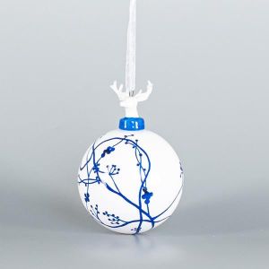 КОЛЕДНА СТЪКЛЕНА ТОПКА С ПОРЦЕЛАНОВ ЕЛЕН, БЯЛА, СЪС СИН ДИЗАЙН, 8 см, БРОЙ 1