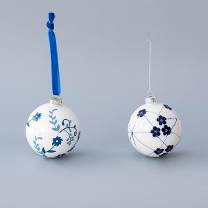КОЛЕДНА СТЪКЛЕНА ТОПКА, БЯЛА СЪС СИНИ ЦВЕТЯ, 2 ДИЗАЙНА, КОМПЛЕКТ ОТ 4 БРОЯ, 8 см