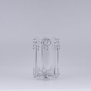 СТЪКЛЕН СВЕЩНИК С МЕТАЛНИ АКЦЕНТИ, СРЕБЪРНО, 12X17 СМ