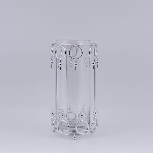 СТЪКЛЕН СВЕЩНИК С МЕТАЛНИ АКЦЕНТИ, СРЕБЪРНО, 12X22 СМ