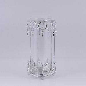 СТЪКЛЕН СВЕЩНИК С МЕТАЛНИ АКЦЕНТИ, СРЕБЪРНО, 12X27 СМ