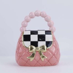 КЕРАМИЧЕН БУРКАН ЗА БИСКВИТКИ, ФОРМА НА ДАМСКА ЧАНТА В РОЗОВ ЦВЯТ И ЗЛАТИСТА ПАНДЕЛКА, 22X16X26 СМ