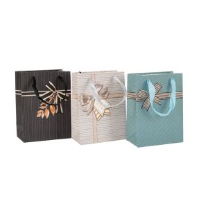 Хартиена торбичка с панделка 4 дизайна 18x23 см