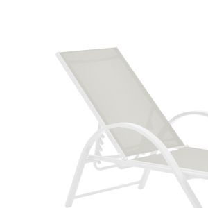 Алуминиев шезлонг с подлакътници Attain с бял текстил 200x62x35cm