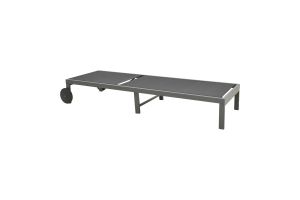 Алуминиев шезлонг с подлакътници Attain с бял текстил 200x62x35cm