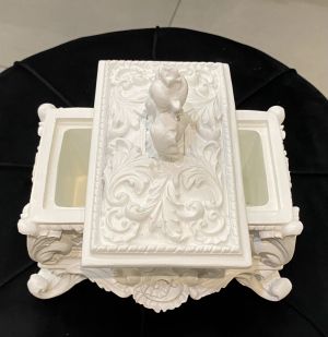 Бяла кутия за бижута