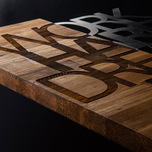 Стенна декорация Deseze, борово дърво, естествен цвят и черен метал 48x3x58см